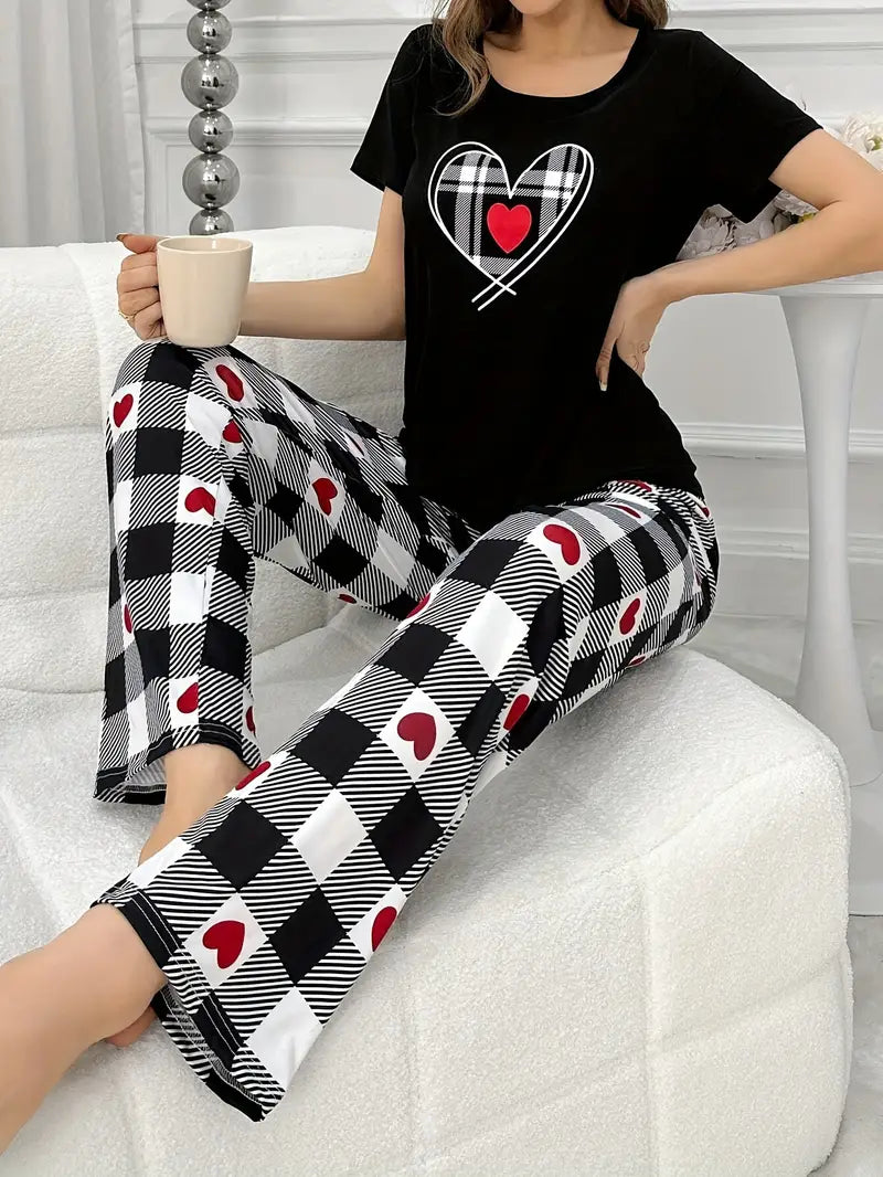 Complete pajama set with a black top and checkered pants with hearts