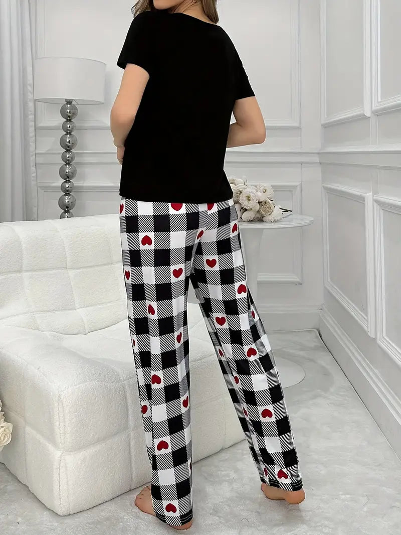 Complete pajama set with a black top and checkered pants with hearts
