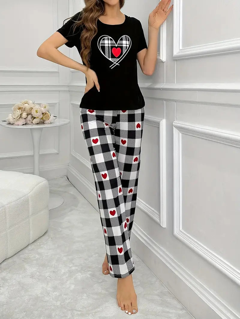 Complete pajama set with a black top and checkered pants with hearts