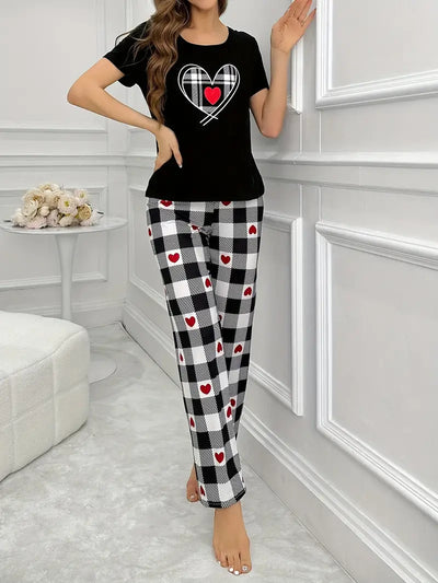 Complete pajama set with a black top and checkered pants with hearts