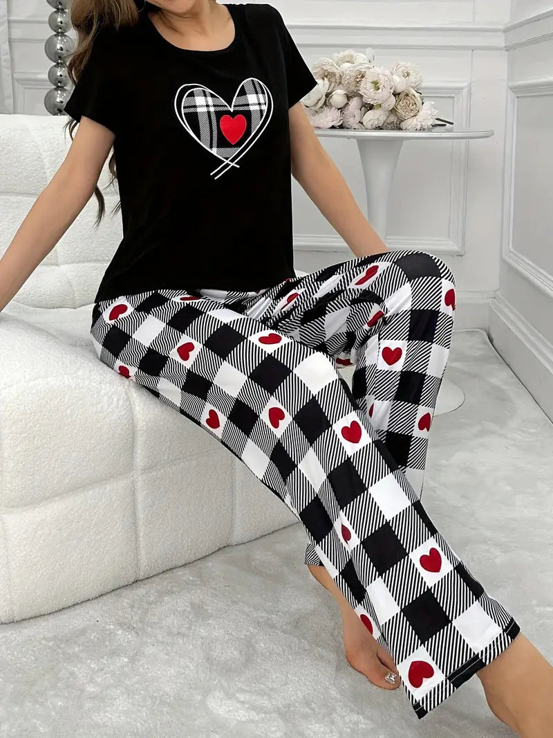 Complete pajama set with a black top and checkered pants with hearts