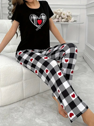 Complete pajama set with a black top and checkered pants with hearts